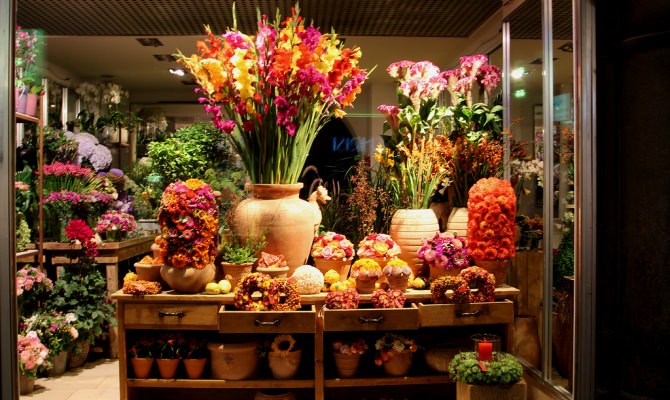 Оформление витрины цветочного магазина в Москве фото